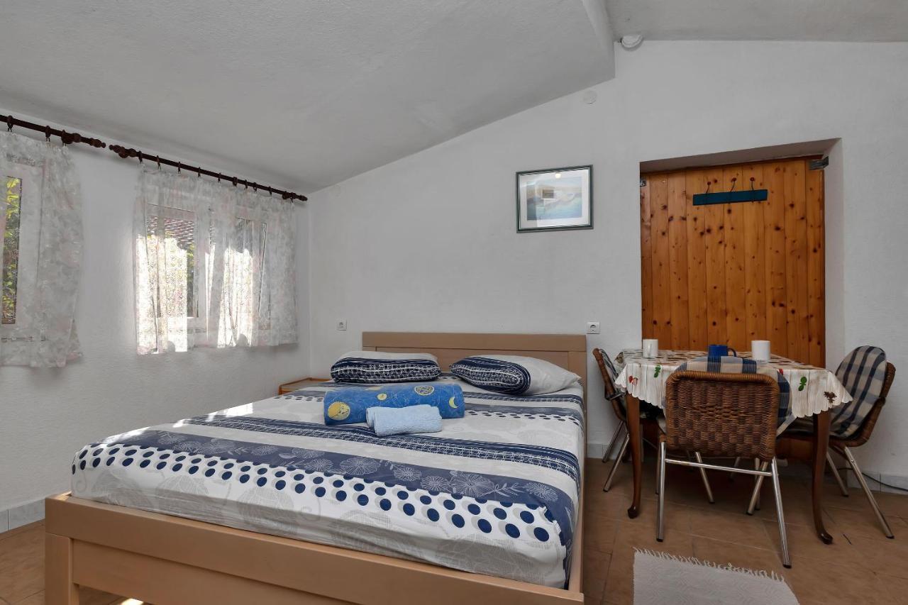 Nikola Apartment