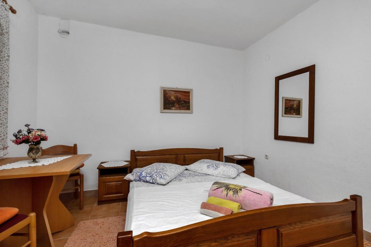 Nikola Apartment